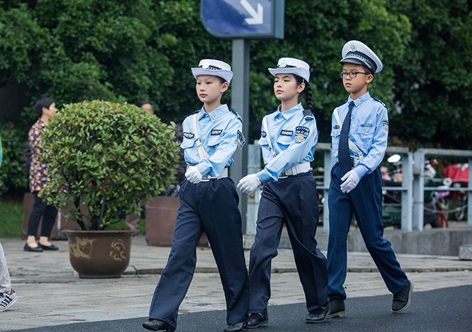 小交警在路面参与执勤体验1x.jpg