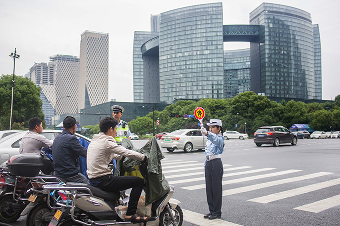 小交警在路面参与执勤体验2x.jpg