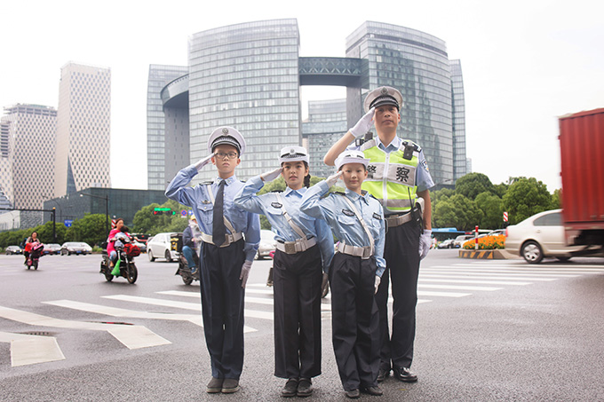 小交警在路面参与执勤体验3x.jpg